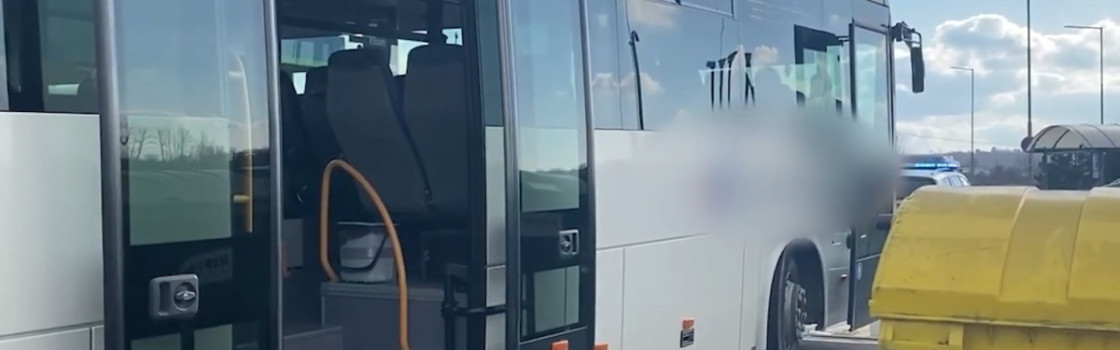 Řidič autobusu na Vyškovsku narazil do popelnic. Policistům nadýchal téměř 3,8 promile alkoholu